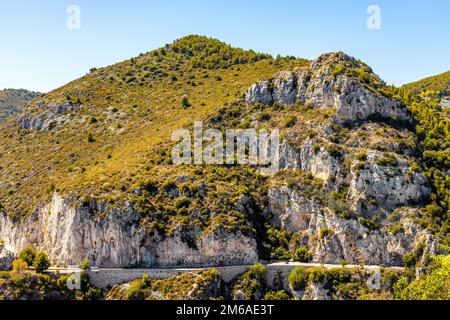 Eze, Frankreich - 1. August 2022: Panoramablick auf die felsige Küste von Alpes mit der Route Avenue Bella Vista auf Azure Kosten des Mittelmeers Stockfoto