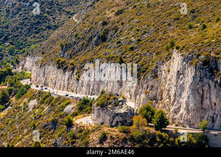 Eze, Frankreich - 1. August 2022: Panoramablick auf die felsige Küste von Alpes mit der Route Avenue Bella Vista auf Azure Kosten des Mittelmeers Stockfoto