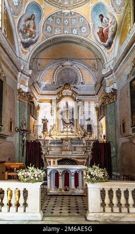 Eze, Frankreich - 1. August 2022: Hauptschiff und Presbyterie der Kirche Our Lady Himmelfahrt, Notre Dame de l'Assomption in der historischen Altstadt von Eze Stockfoto