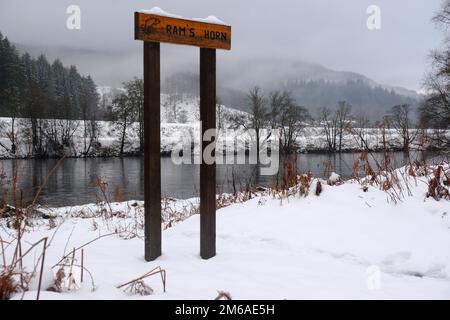 Dunkeld, Schottland, Großbritannien. 3. Januar 2023 Die Temperatur steigt langsam an, und der jüngste Winterschnee beginnt zu schmelzen und verwandelt sich in Matsch. Rams Horn Lachs Angelbecken am Fluss Tay. Kredit: Craig Brown/Alamy Live News Stockfoto