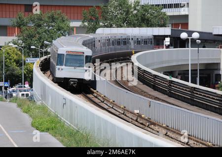 Metro in Wien, U1 nahe KaisermÃ¼hlen, Österreich Stockfoto