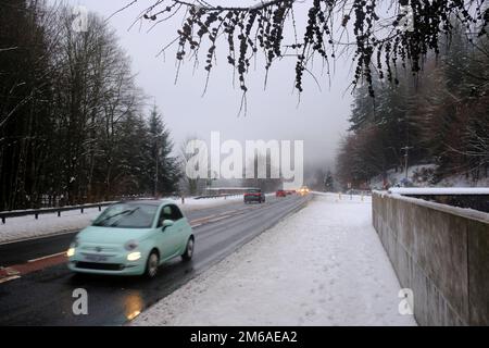 Dunkeld, Schottland, Großbritannien. 3. Januar 2023 Die Temperatur steigt langsam an, und der jüngste Winterschnee beginnt zu schmelzen und verwandelt sich in Matsch. Autos auf der A9 nahe Dunkeld mit niedrigem Nebel und Nieselregen. Kredit: Craig Brown/Alamy Live News Stockfoto