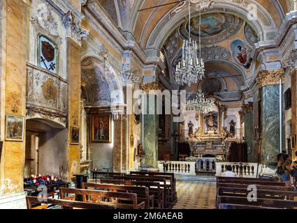 Eze, Frankreich - 1. August 2022: Hauptschiff und Presbyterie der Kirche Our Lady Himmelfahrt, Notre Dame de l'Assomption in der historischen Altstadt von Eze Stockfoto