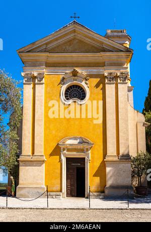 Eze, Frankreich - 1. August 2022: Kirche Our Lady Assumption, Notre Dame de l'Assomption in der historischen Altstadt von Eze, die über dem Azure Cost of Mediterrane liegt Stockfoto