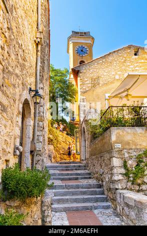 Eze, Frankreich - 1. August 2022: Kirche Our Lady Himmelfahrt, Notre Dame de l'Assomption in der historischen Altstadt von Eze, die über der französischen Riviera Coast liegt Stockfoto