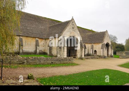 Die Tithe Barn ist eine mittelalterliche, klosterne Scheune aus Stein aus dem 14. Jahrhundert in Bradford auf Avon, Wiltshire, Großbritannien Stockfoto