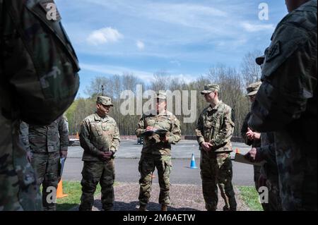 USA Armeesoldaten des 44. Expeditionssignalbataillons Enhanced berichten vom 21. April 2022 über ihre Erkenntnisse während der Übung „leichter Regen“ auf dem Luftwaffenstützpunkt Ramstein. Bei leichtem Regen handelt es sich um eine einwöchige Übung, die mit dreitägigem Lernen im Unterricht für Funkfrequenztheorie und Übertragungssysteme beginnt und die verbleibenden zwei Tage im Feld verbringt. Stockfoto