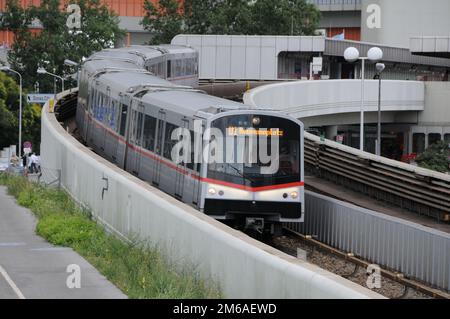 Metro in Wien, U1 nahe KaisermÃ¼hlen, Österreich Stockfoto