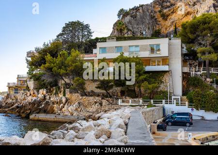 Eze, Frankreich - 1. August 2022: Yachthafen Silva Maris im Ferienort Eze sur Mer mit Hotels und Strand an der französischen Riviera Coast des Mittelmeers Stockfoto