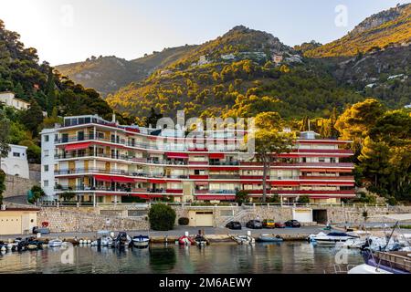 Eze, Frankreich - 1. August 2022: Yachthafen Silva Maris im Ferienort Eze sur Mer mit Hotels und Strand an der französischen Riviera Coast des Mittelmeers Stockfoto