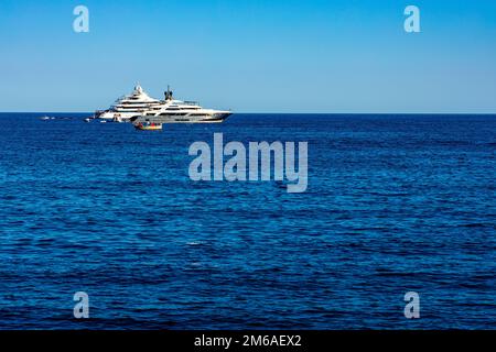 Eze, Frankreich - 1. August 2022: Panoramablick auf die französische Rivieraküste des Mittelmeers mit Yachten und Yachthafen Silva Maris und Yachthafen in Eze Stockfoto