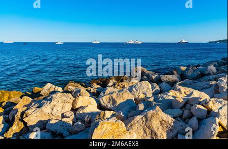 Eze, Frankreich - 1. August 2022: Panoramablick auf die französische Rivieraküste des Mittelmeers mit Yachten und Yachthafen Silva Maris und Yachthafen in Eze Stockfoto