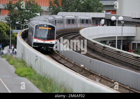 Metro in Wien, U1 nahe KaisermÃ¼hlen, Österreich Stockfoto