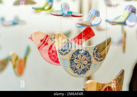 Süße bunte Holzvögel, die auf dem Ostermarkt in Vilnius verkauft werden. Die jährliche Messe für traditionelles Kunsthandwerk der litauischen Hauptstädte findet jeden März in der Old Town Street statt Stockfoto