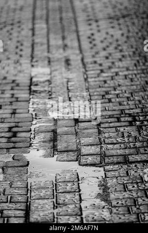 Nasses Kopfsteinpflaster Straße Stockfoto