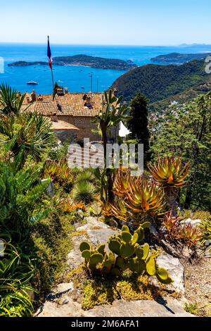 Eze, Frankreich - 1. August 2022: Panoramablick auf das Azur Kosten des Mittelmeers vom exotischen Botanischen Garten Le Jardin de Exotique in Eze Stockfoto