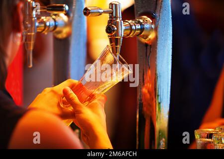 Ein Bier im Pub einschenken Stockfoto