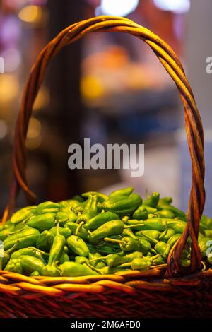 Padron Peppers in einem Wicker-Korb Stockfoto