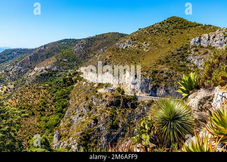 Eze, Frankreich - 1. August 2022: Panoramablick auf die felsige Küste von Alpes mit der Route Avenue Bella Vista auf Azure Kosten des Mittelmeers Stockfoto