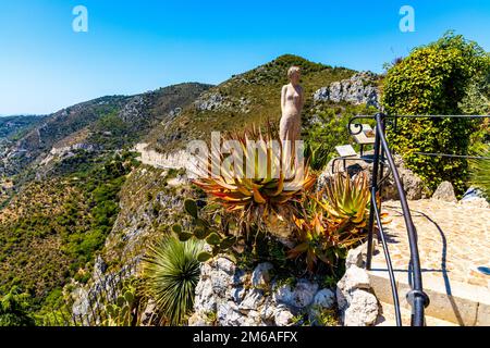 Eze, Frankreich - 1. August 2022: Panoramablick auf die felsige Küste von Alpes mit der Route Avenue Bella Vista auf Azure Kosten des Mittelmeers Stockfoto