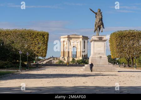 Montpellier, Frankreich - 11 01 2022 : Herbstlandschaft mit Reiterstatue von König Ludwig XIV. Und antikem Wasserturm im Garten Promenade du Peyrou Stockfoto