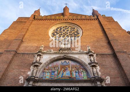 Niedriger Winkel mit Blick auf die Fassade der antiken Kirche Notre Dame de la Dalbade mit Rosette und polychromem Keramiktympanum, Toulouse, Frankreich Stockfoto