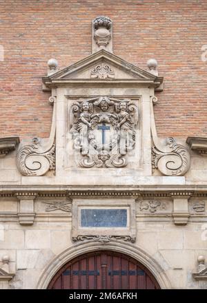 Blick auf alte Steinschnitzereien mit Kreuz und Cherubs über der Eingangstür des antiken Augustinerklosters, auch bekannt als Musée des Augustins, Toulouse, Frankreich Stockfoto