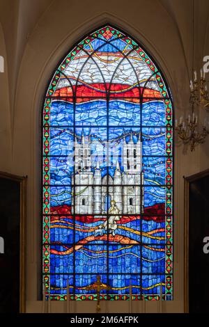 Montpellier, Frankreich - 12 29 2022 : Blick auf farbenfrohes Buntglas, das den Wahrzeichen der St. Pierre Kathedrale im Chor der St. Roch oder Saint Roch Kirche darstellt Stockfoto