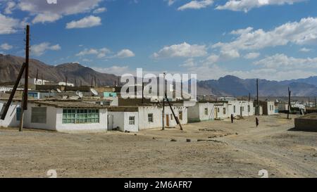 Stadtbild der hoch gelegenen Stadt Murghab mit Berghintergrund auf dem Pamir Highway in Gorno-Badakshan, Tadschikistan Stockfoto