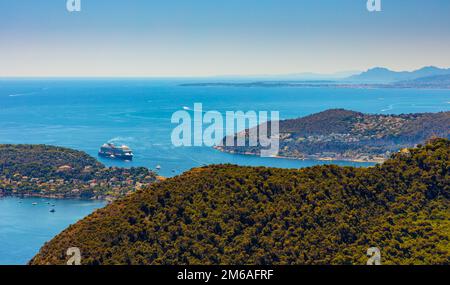 Eze, Frankreich - 1. August 2022: Panoramablick auf St. Jean Cap Ferrat Cape und das Dorf Beaulieu sur Mer von der historischen Stadt Eze über der Azure Coast aus gesehen Stockfoto