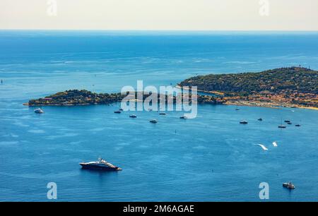 Eze, Frankreich - 1. August 2022: Panoramablick auf St. Jean Cap Ferrat Cape und das Dorf Beaulieu sur Mer von der historischen Stadt Eze über der Azure Coast aus gesehen Stockfoto