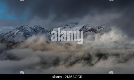Geburt von Wolken hoch in den Bergen an einem nebligen Morgen. Adzharo-Imeretinskiy Range. Der Nordwesten treibt die Bergkette des Kaukasus an. Kaukasusgebirge. Stockfoto