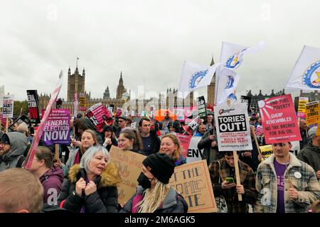 Volksversammlung März London 2022. November, Embankment zum Trafalgar Square: Anti-Deportation, Tories out, Not Fit to Governn. Stockfoto