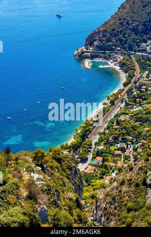 Eze, Frankreich - 1. August 2022: Panoramablick auf Eze Bord de Mer und den Yachthafen Silva Maris von der historischen Stadt Eze aus, die über Azure Cost steigt Stockfoto