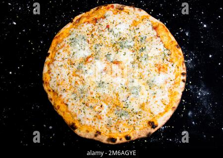 Vier Käsepizzen. Neapolitanische Pizza mit einer Vielzahl europäischer Käsesorten wie Mozzarella, Brie und Gorgonzola. Italienisches vegetarisches Rezept. Stockfoto