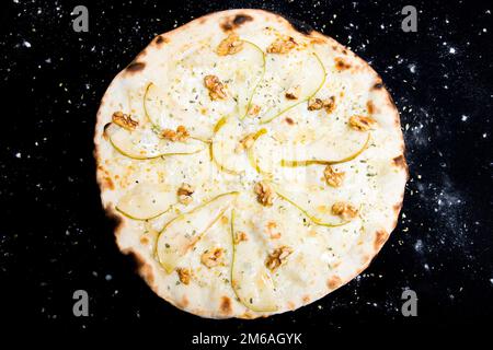 Vier Käsepizzen. Neapolitanische Pizza mit einer Vielzahl europäischer Käsesorten wie Mozzarella, Brie und Gorgonzola. Italienisches vegetarisches Rezept. Stockfoto