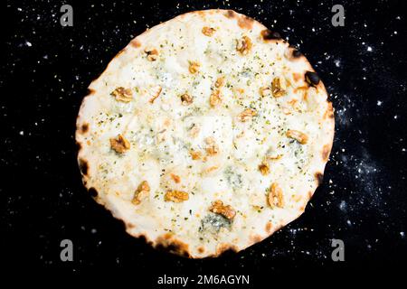 Vier Käsepizzen. Neapolitanische Pizza mit einer Vielzahl europäischer Käsesorten wie Mozzarella, Brie und Gorgonzola. Italienisches vegetarisches Rezept. Stockfoto