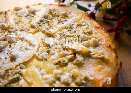 Vier Käsepizzen. Neapolitanische Pizza mit einer Vielzahl europäischer Käsesorten wie Mozzarella, Brie und Gorgonzola. Italienisches vegetarisches Rezept. Stockfoto