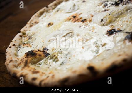 Vier Käsepizzen. Neapolitanische Pizza mit einer Vielzahl europäischer Käsesorten wie Mozzarella, Brie und Gorgonzola. Italienisches vegetarisches Rezept. Stockfoto