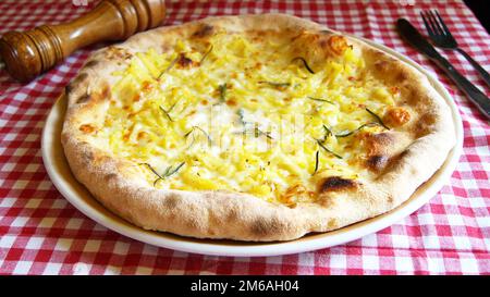 Vier Käsepizzen. Neapolitanische Pizza mit einer Vielzahl europäischer Käsesorten wie Mozzarella, Brie und Gorgonzola. Italienisches vegetarisches Rezept. Stockfoto