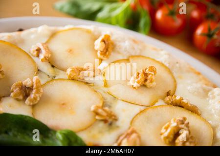 Vier Käsepizzen. Neapolitanische Pizza mit einer Vielzahl europäischer Käsesorten wie Mozzarella, Brie und Gorgonzola. Italienisches vegetarisches Rezept. Stockfoto