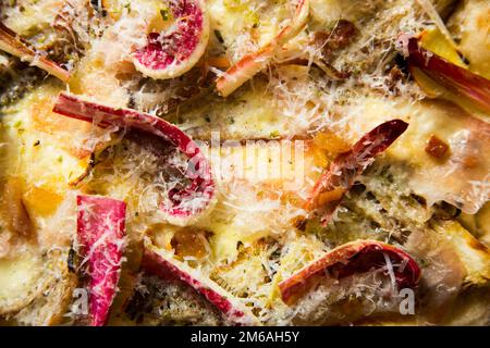 Neapolitanische Pizza mit Guanciale, Pecorino und Radicchio. Klassisches italienisches Rezept. Stockfoto