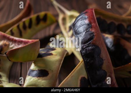 Akaziensamen auf Holzhintergrund. Schließen. Stockfoto