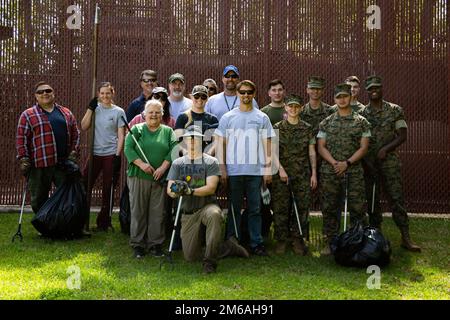 Freiwillige versammeln sich für ein Foto auf der Marine Corps Air Station Cherry Point, North Carolina, 21. April 2022. Die Säuberung erfolgte in Verbindung mit den achten jährlichen „Diensttagen“ des Single Marine Program, die Marines die Möglichkeit geben, sich freiwillig in der Gemeinde zu engagieren und an verschiedenen Dienstleistungsprojekten teilzunehmen. Cherry Point,DOTMIL,Earth Day,Marine,SMP,SMP Tage of Service, Stockfoto