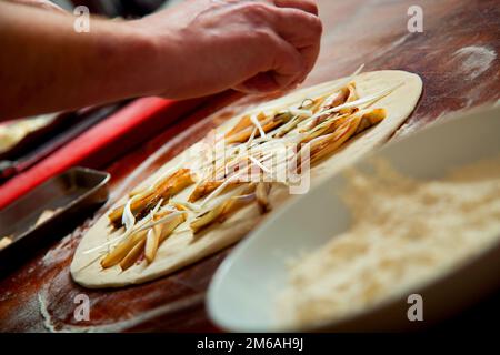 Neapolitanische Pizza mit Guanciale, Pecorino und Radicchio. Klassisches italienisches Rezept. Stockfoto