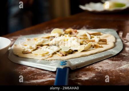 Neapolitanische Pizza mit Guanciale, Pecorino und Radicchio. Klassisches italienisches Rezept. Stockfoto