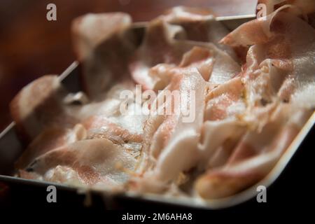 Neapolitanische Pizza mit Guanciale, Pecorino und Radicchio. Klassisches italienisches Rezept. Stockfoto