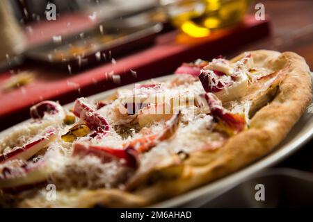 Neapolitanische Pizza mit Guanciale, Pecorino und Radicchio. Klassisches italienisches Rezept. Stockfoto