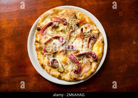 Neapolitanische Pizza mit Guanciale, Pecorino und Radicchio. Klassisches italienisches Rezept. Stockfoto