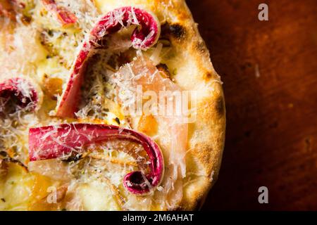 Neapolitanische Pizza mit Guanciale, Pecorino und Radicchio. Klassisches italienisches Rezept. Stockfoto